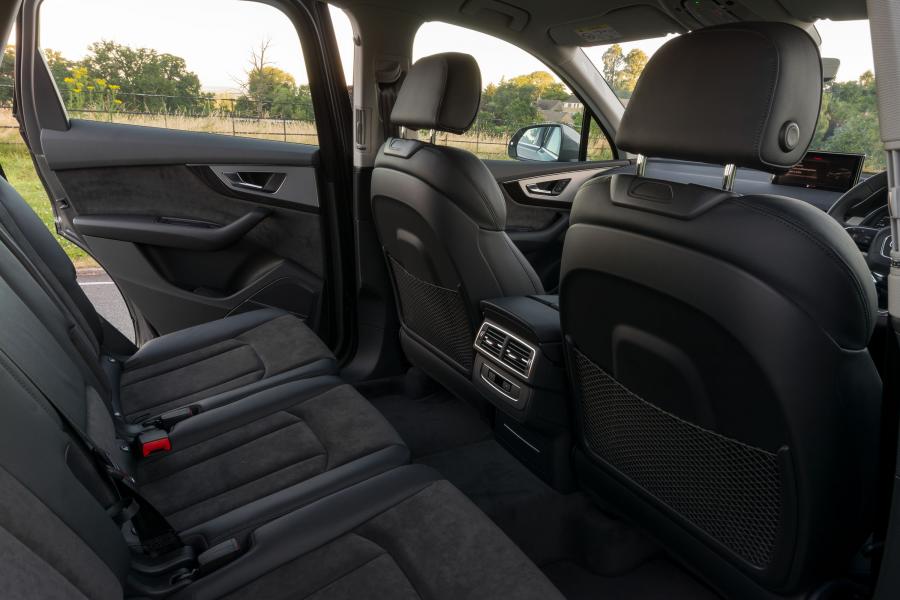 Интерьер Audi Q7 e-tron TDI Quattro (4M) 2016 года  (UK) (фото 8 из 21)